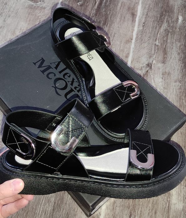 Сандали новые чёрного цвета