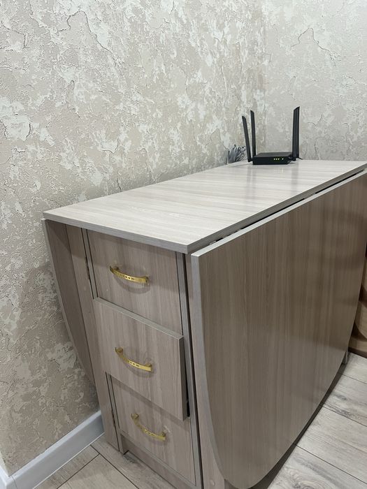 Продается хороший стол книжка