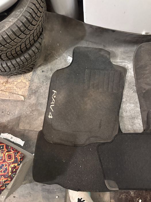 продам коврики на RAV4
