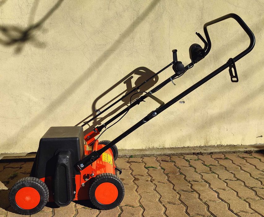 Scarificator aerator cu motor electric