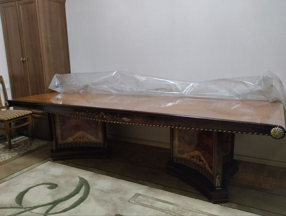 Гостевой стол на 12 персон