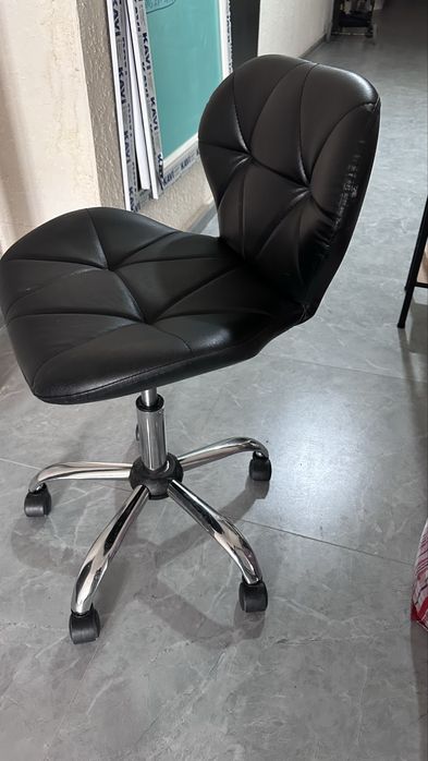 Стеллаж, стулья , помощник , зеркало, диспенсер