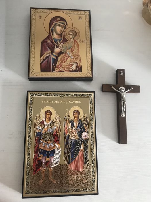 Doua icoane litografie si un crucifix pt perete