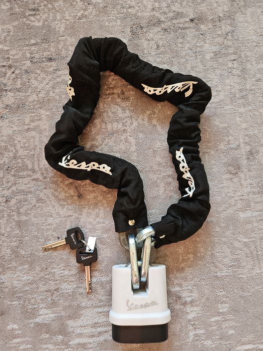 -50% намаление! Vespa , Веспа / Каска, ръкавици ,ръкохнатки , и заключ