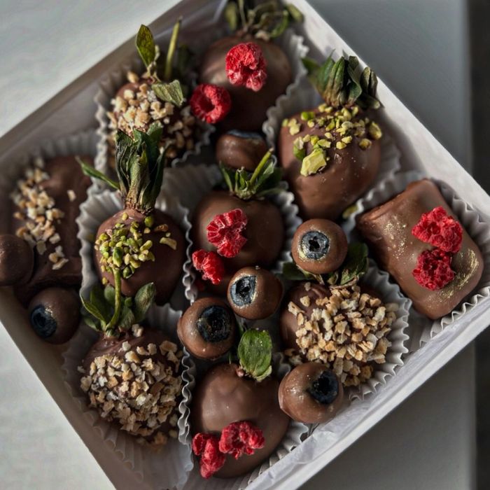 Клубника в шоколаде, финики