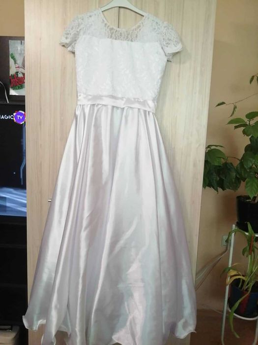 Рокля  - бяла ...