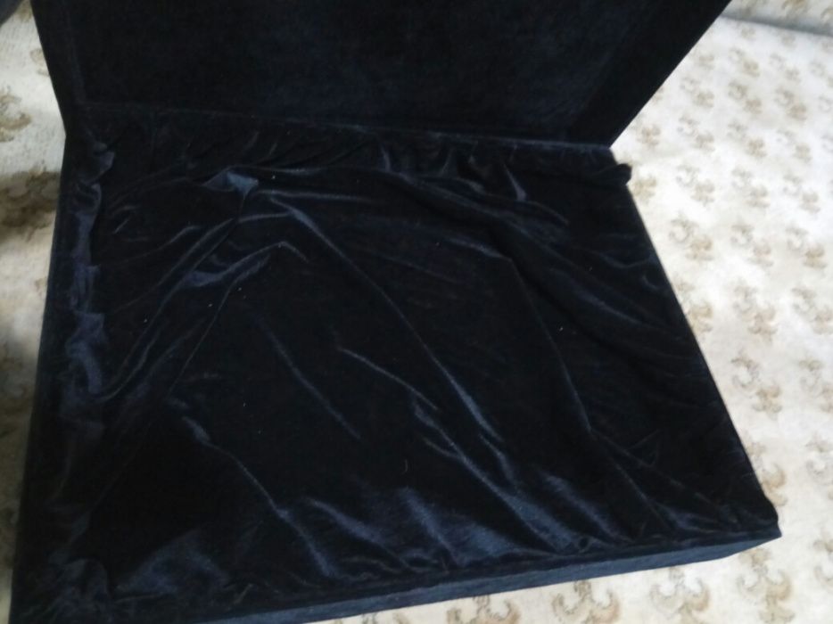 Коробки продаются для упаковки подарок. Картина , одежда и других.