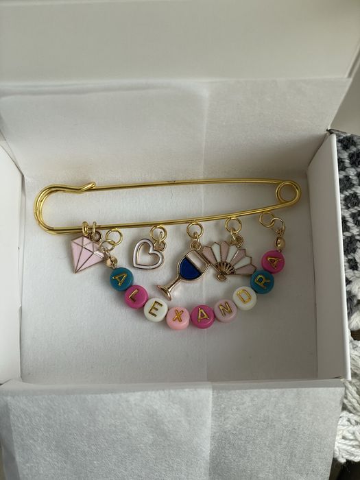 Безопасна игла/ брошка с име на бебе или дете