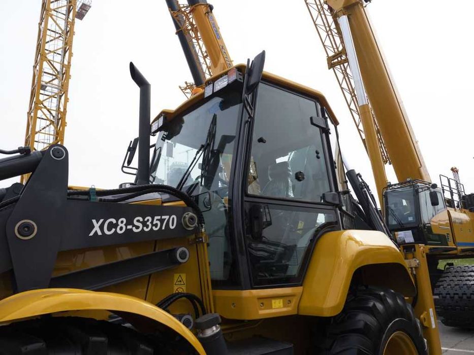 Экскаватор-погрузчик равноколесный XC8-S3570