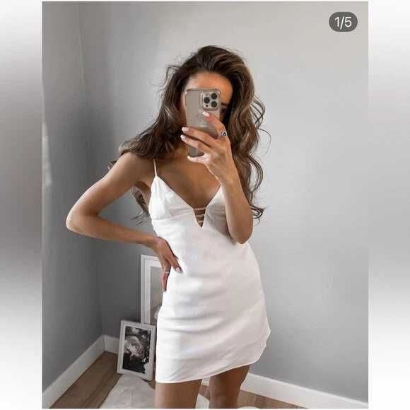 Rochie mini Zara mărimea S alb satin scurta decupată bretele detaliu bijuterie noua
