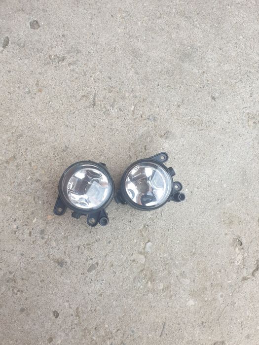 De vanzare doua faruri