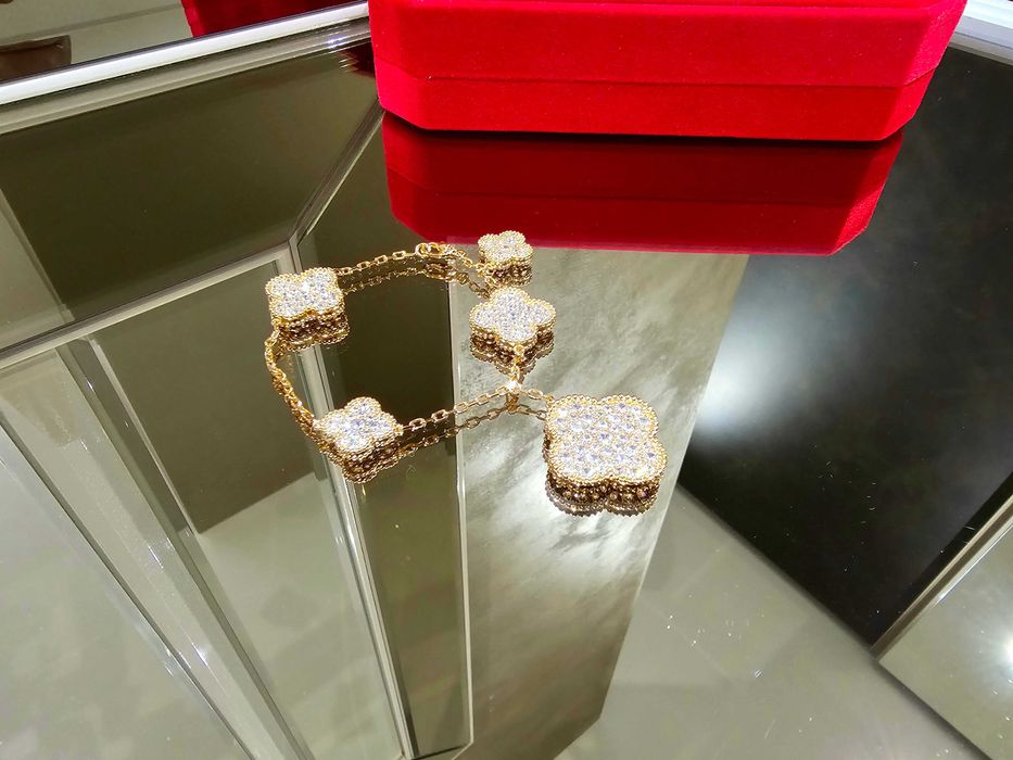 Van Cleef & Arpels VCA Rose Gold Diamond Magic Alhambra Дамска Гривна