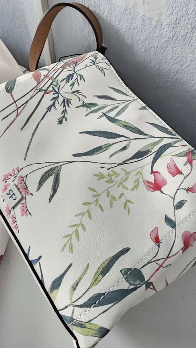 Нови Чанта и портмоне Parfoi на половин цена