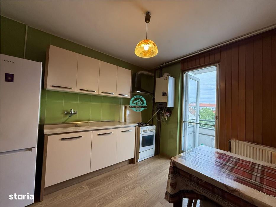 Apartament tip penthouse cu 5 camere de inchiriat, zona Poli 2
