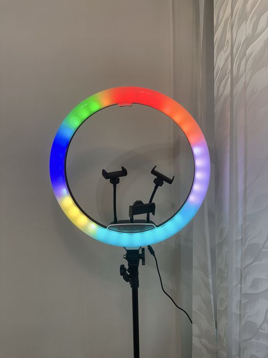 Продам кольцевую LED-лампу в отличном состоянии.