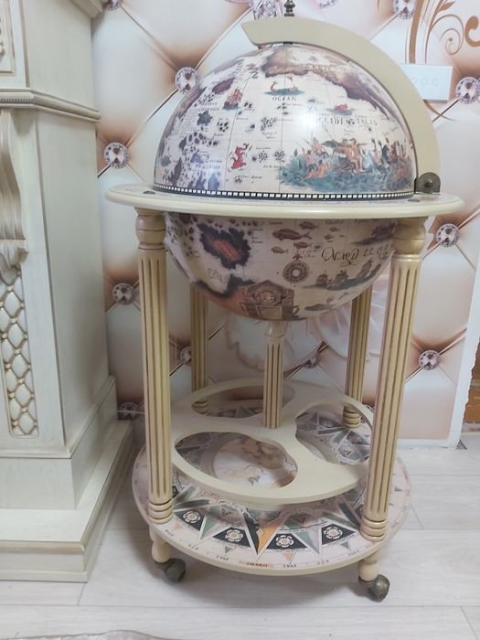 Продаётся напольный глобус- бар