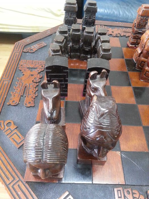 Joc de sah cu masa sculptat manual