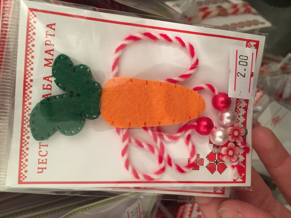 Мартеници ръчна изработка - метли, подкови, брошки, за закичване