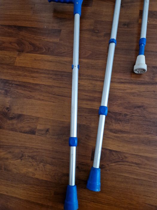 Vând carje medicale