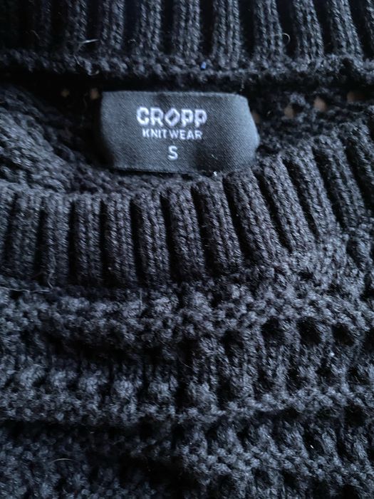Pulover Cropp, model scurt cu mâneci lungi si găurele.