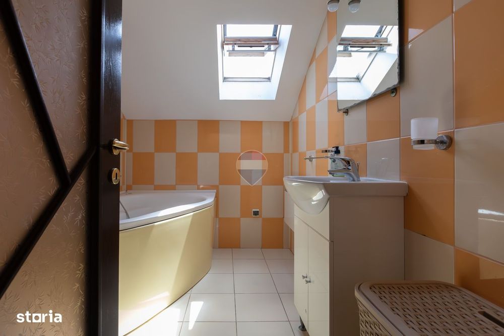 Casă P+M cu 6 camere de vânzare strada Calea Moldovei