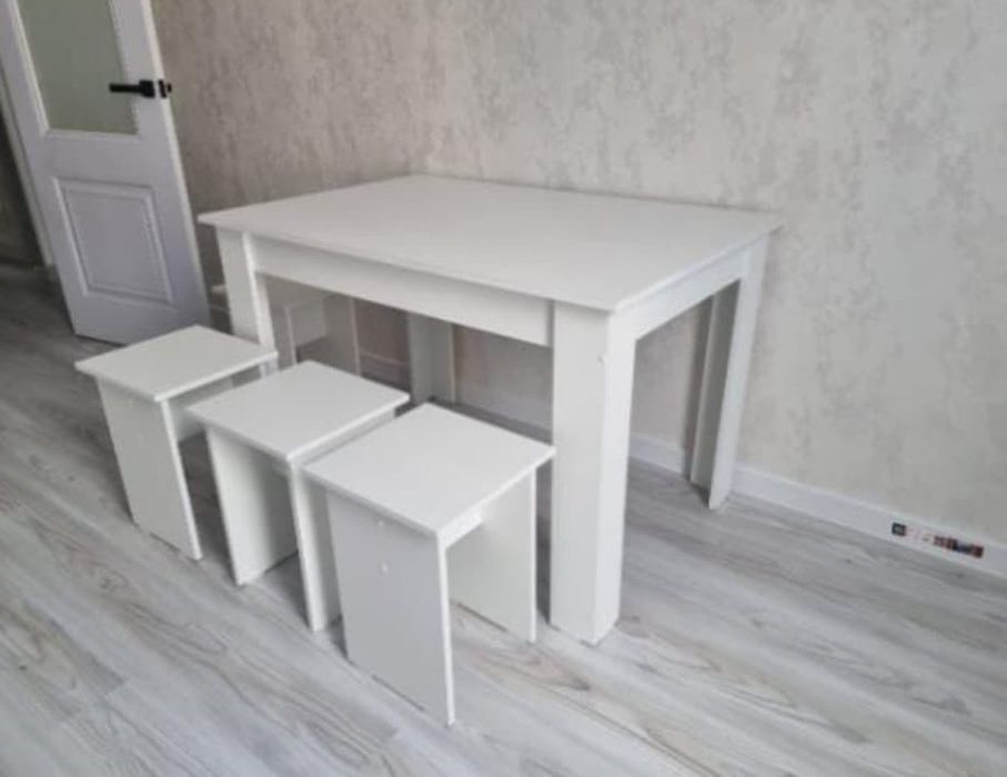 Срочно продаю стол с табуретками