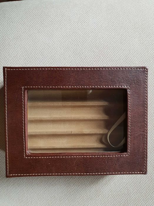 Cutie-vitrina pentru 6 stilouri