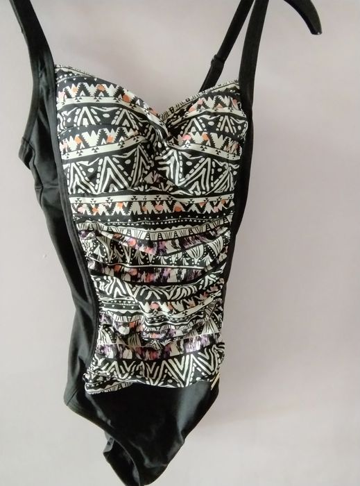 Оформящ,цял бански костюм