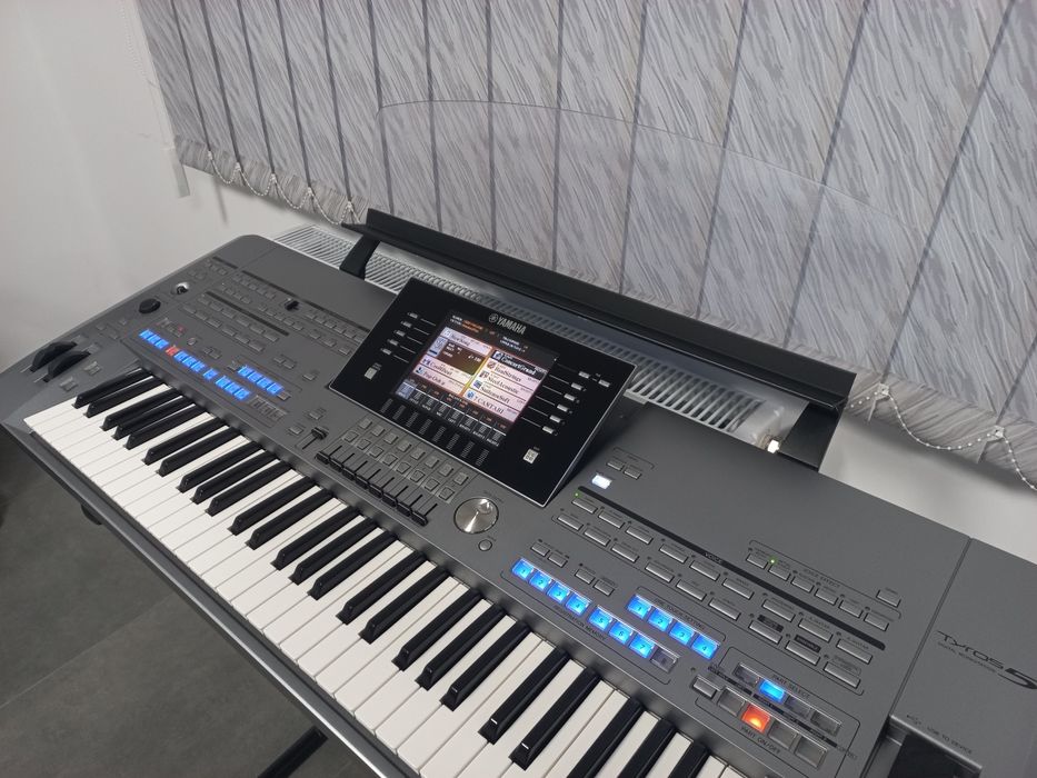 Vând Yamaha Tyros 5  61 clape