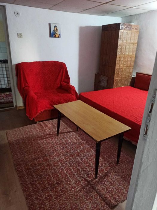Închiriez casă cu o cameră, baie și bucătărie