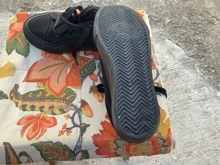 Pantofi sport de dama culoare neagra i stare foarte buna