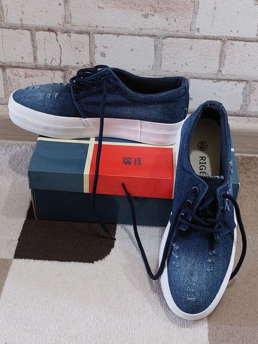 Продам  слипоны .