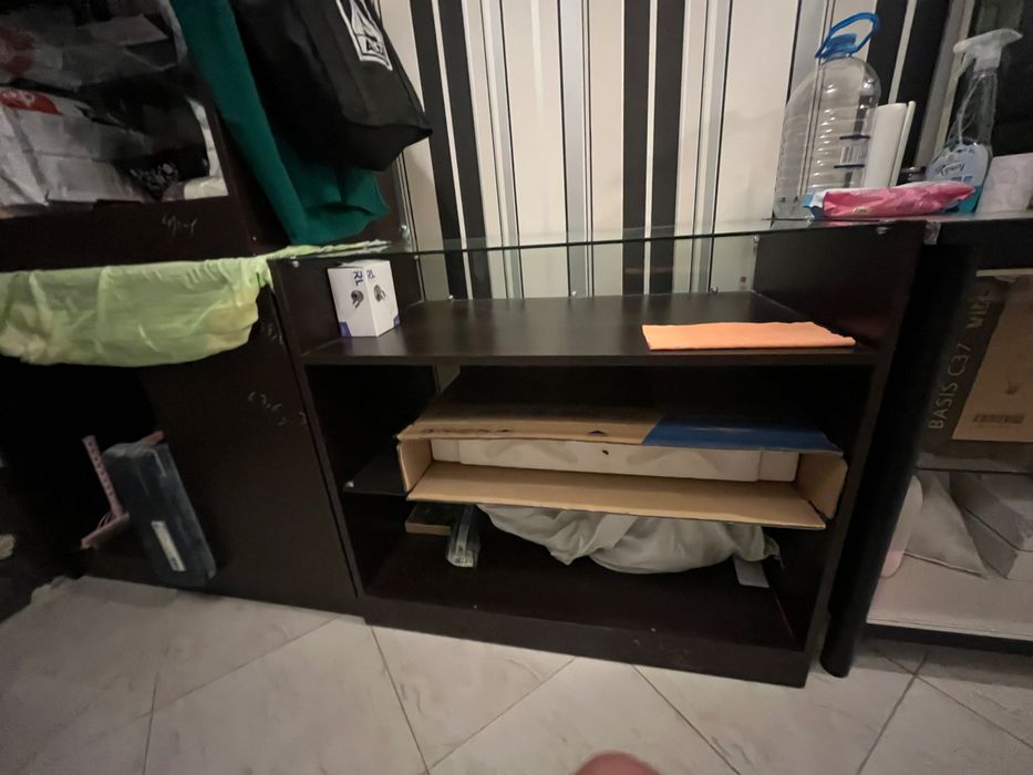 Витрина с рафтове подходяща за магазин