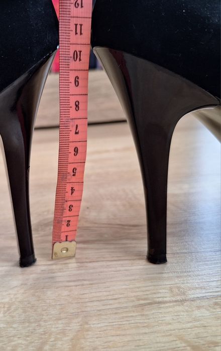 Черни велурени обувки с ток