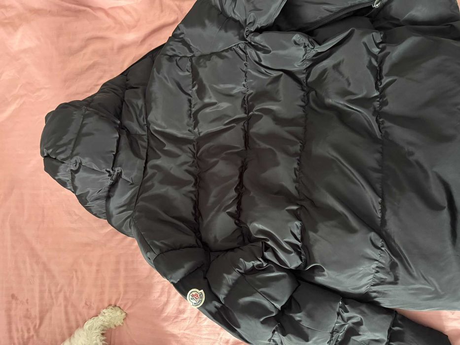 Vând geaca Moncler de bărbați