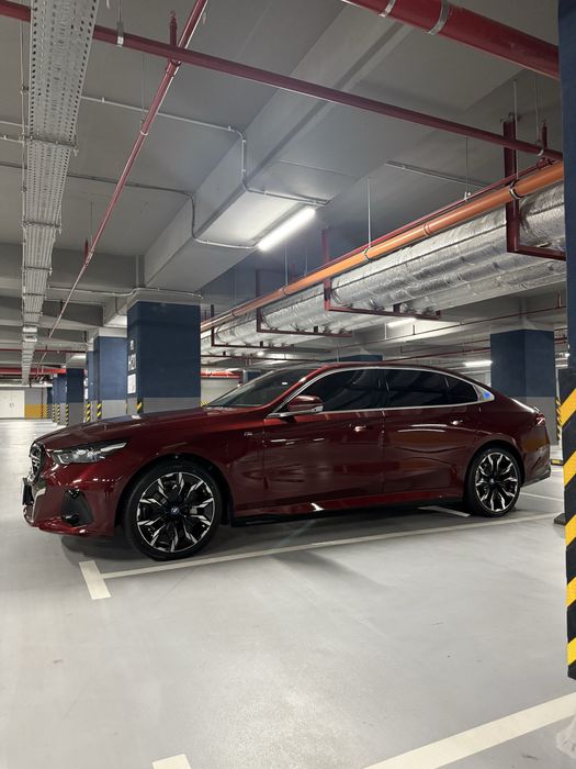 BMW i5 Full position