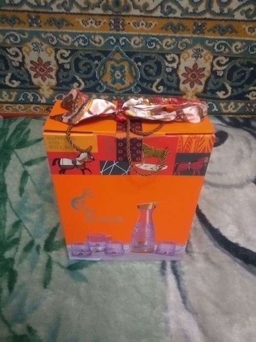 Набор для воды,в подарочной упаковке. Графин и четыре стакана. Новый.