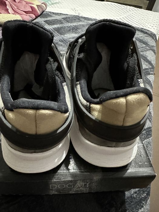 Vand adidasi,adidas EQT si una pharrell wiliams