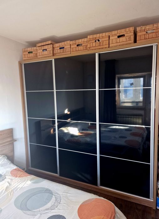 Dormitor: pat 180/200, dressing 3 uși, comoda sertare