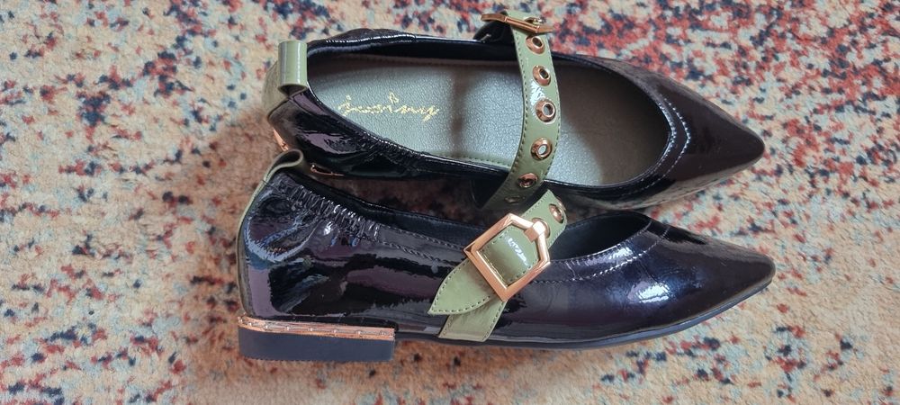 Красивые черные туфли