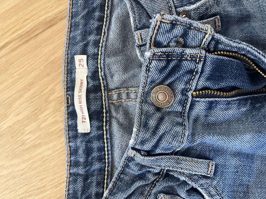 Продавам дамски дънки Levi’s
