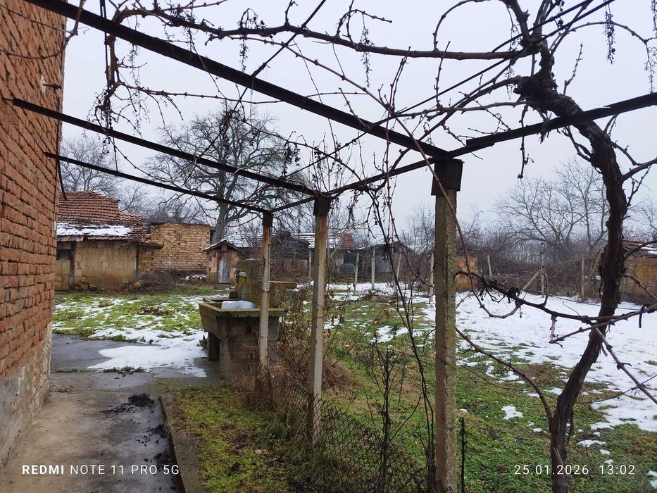 Продавам къща с двор в с. Новград