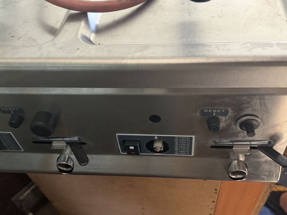 Friteuza profesionala din inox pe gaz.