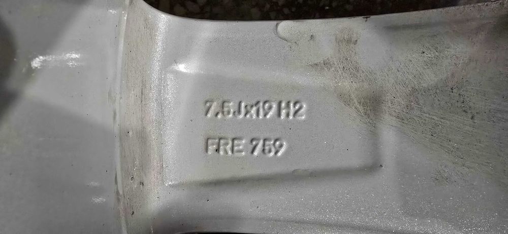 Джанти Alutec 7.5x19 5x114.3 67.1 със зимни гуми Hankook 235/50R19