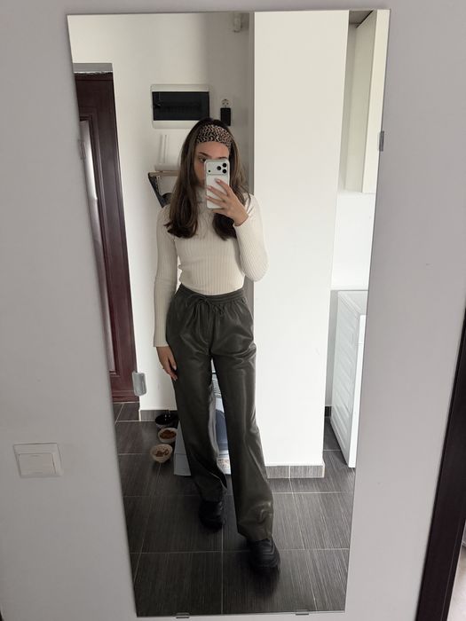 Pantaloni superbi din imitație de piele Mango