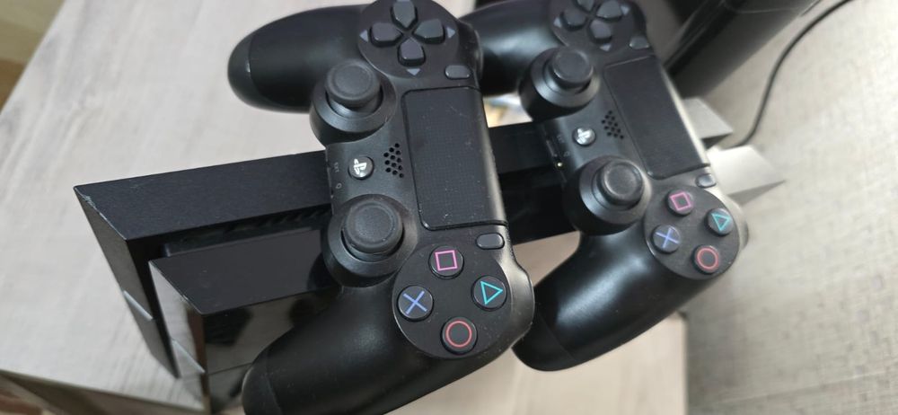 Продам  SONY PS4