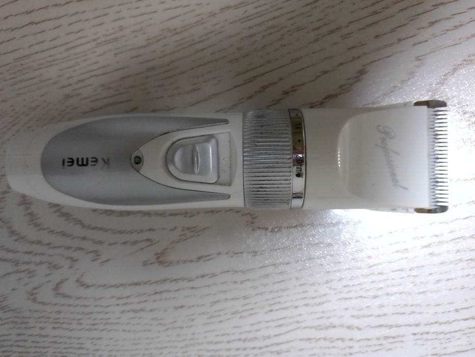 Профессиональная машинка для стрижки волос с аккумулятором