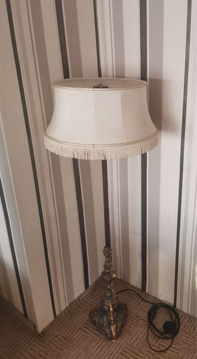 Антикварна лампа Тифани изработена от стъкло ,метал оформена като къща