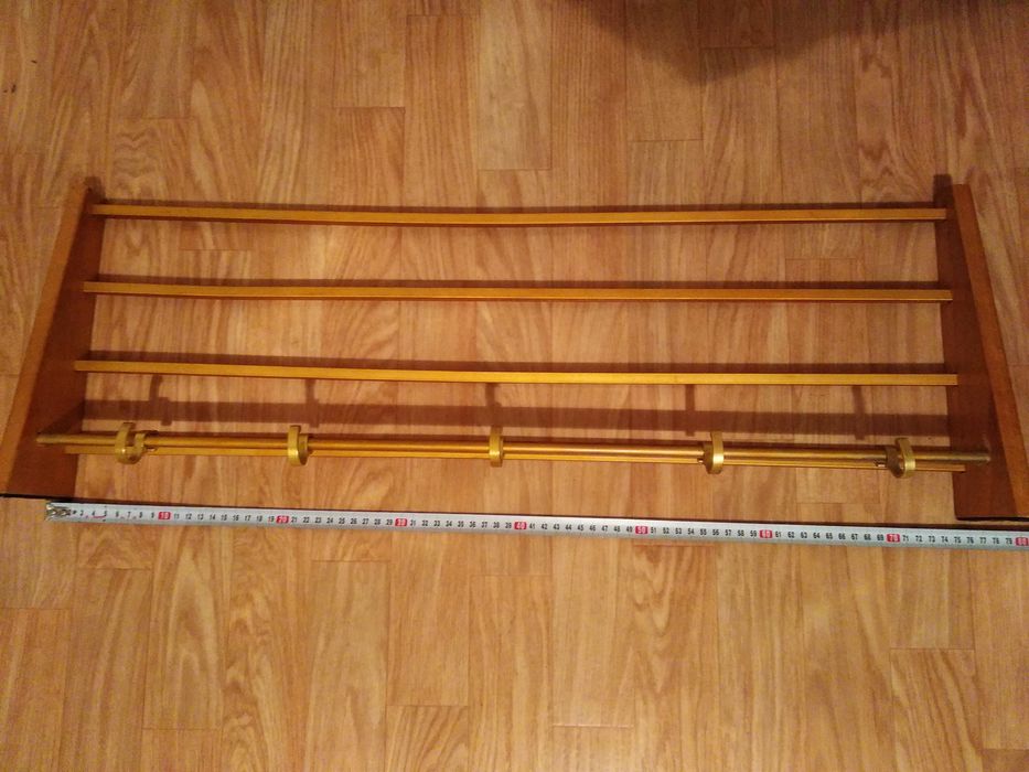 Навесная полочка для шапок.