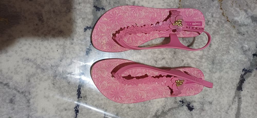 Туфли на девочку и сланцы